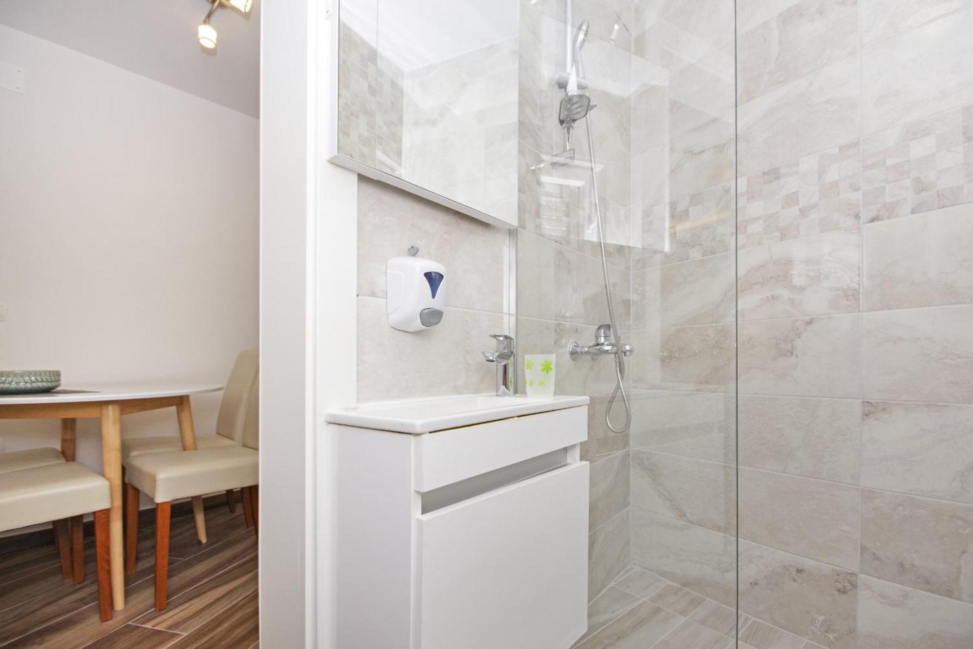 Apartments By The Sea Baska Voda, Makarska - 17570 Rom bilde
