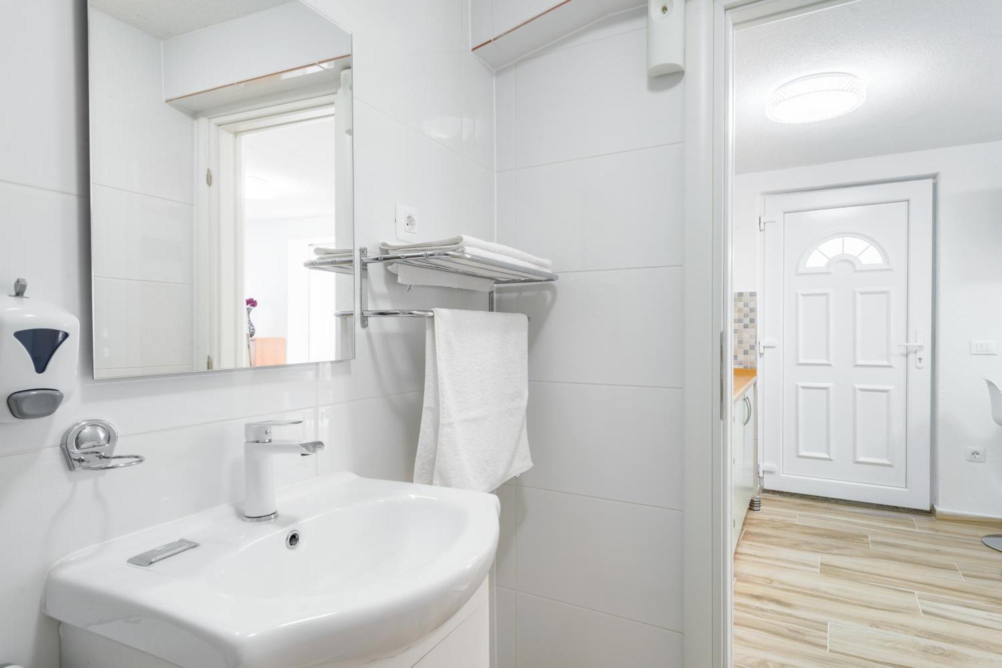 Apartments By The Sea Baska Voda, Makarska - 17570 Rom bilde